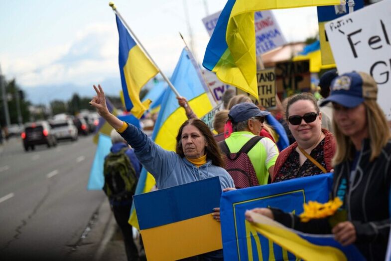 25006358-pro-ukrainske-demonstranter-forud-for-donald-trump