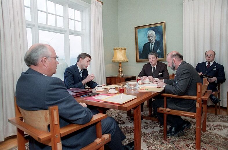 800px-President_Ronald_Reagan_and_Soviet_General_Secretary_Mikhail_Gorbachev_meet_at_Hofdi_House_during_the_Reykjavik_Summit_Iceland