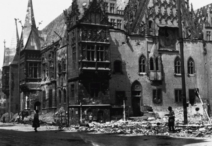 Destroyed_town_hall_in_wroclaw_1945-741x510
