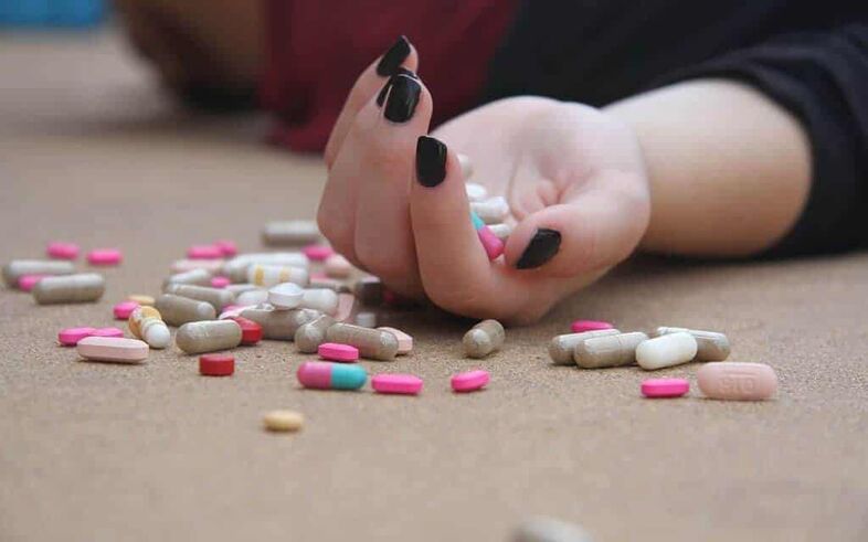 Hand-pills-overdose-1024x640