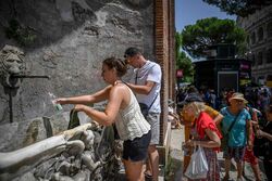 TAL-filling-water-bottles-rome-italy-EUHEATWAVE0723-0c669d81f63a4d4c9ca7f34888fc3523